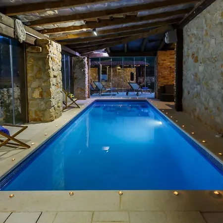 Villa Rustic With Indoor Pool