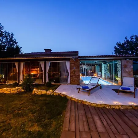 فيلة Rustic With Indoor Pool