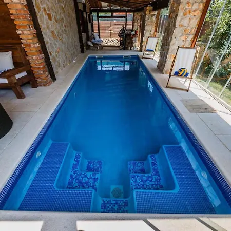 فيلة Rustic With Indoor Pool *