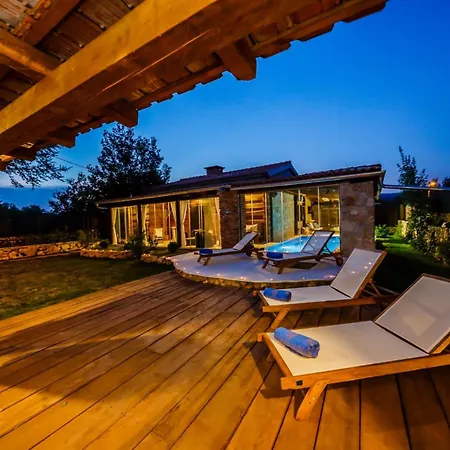 Rustic With Indoor Pool فيلة *