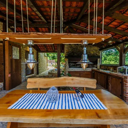 Rustic With Indoor Pool فيلة