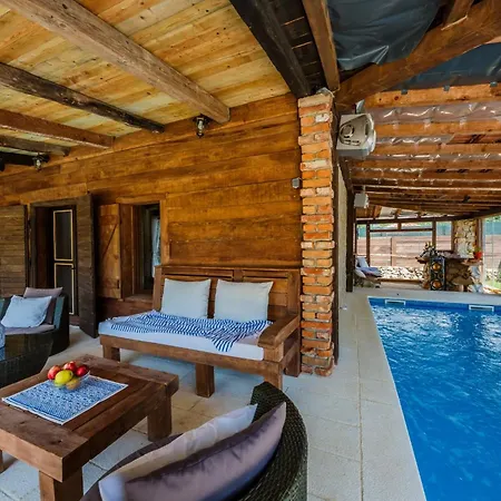 Rustic With Indoor Pool ヴィラ *