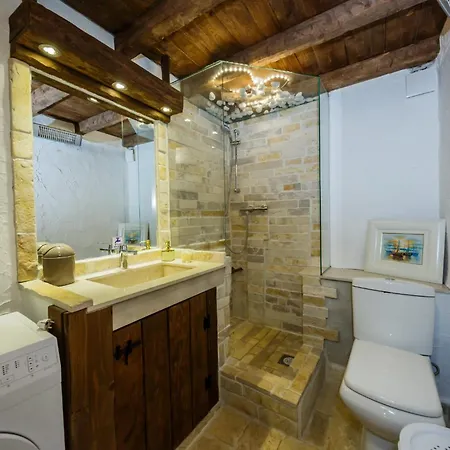 فيلة Rustic With Indoor Pool *