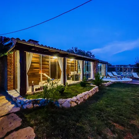 Rustic With Indoor Pool ヴィラ Radošić