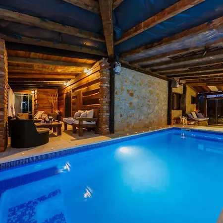 Rustic With Indoor Pool فيلة *