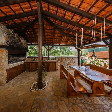 Rustic With Indoor Pool فيلة