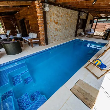 Rustic With Indoor Pool فيلة