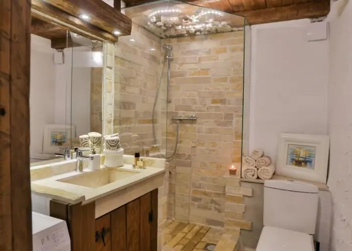 ヴィラ Rustic With Indoor Pool