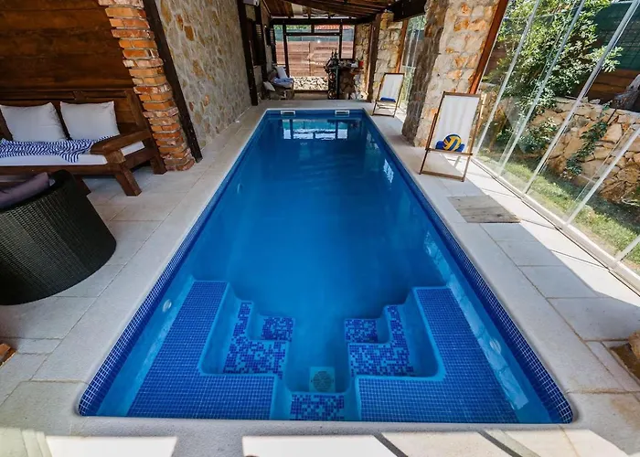 ヴィラ Rustic With Indoor Pool *