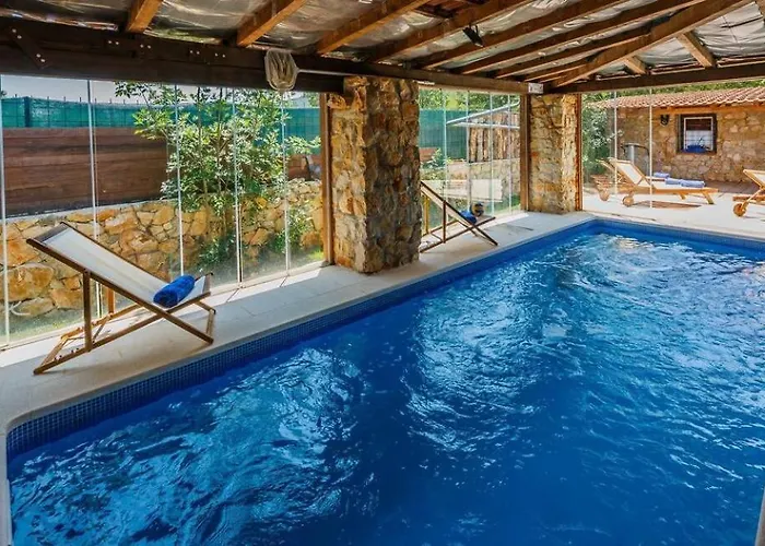 Rustic With Indoor Pool ヴィラ Radošić