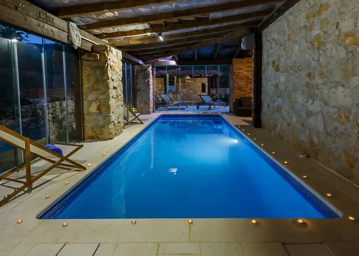 ヴィラ Rustic With Indoor Pool