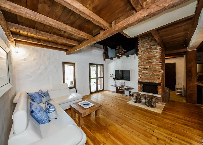 Rustic With Indoor Pool ヴィラ Radošić