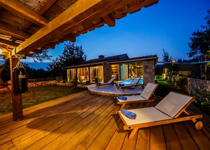 Rustic With Indoor Pool ヴィラ *