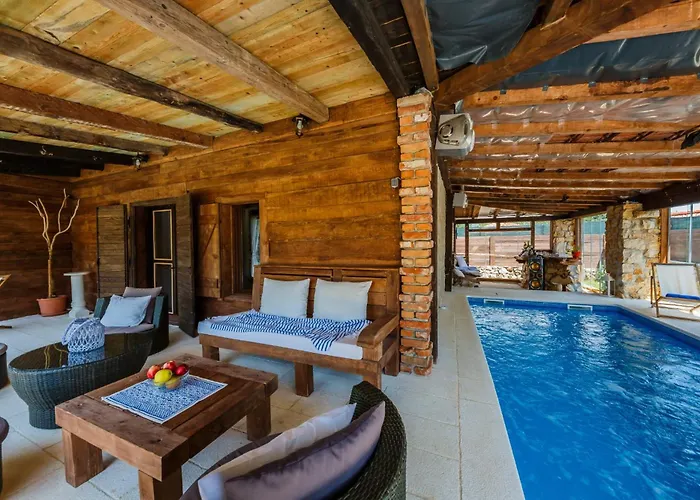 Rustic With Indoor Pool ヴィラ *