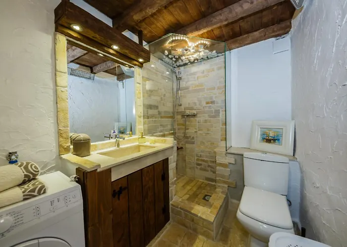 ヴィラ Rustic With Indoor Pool *