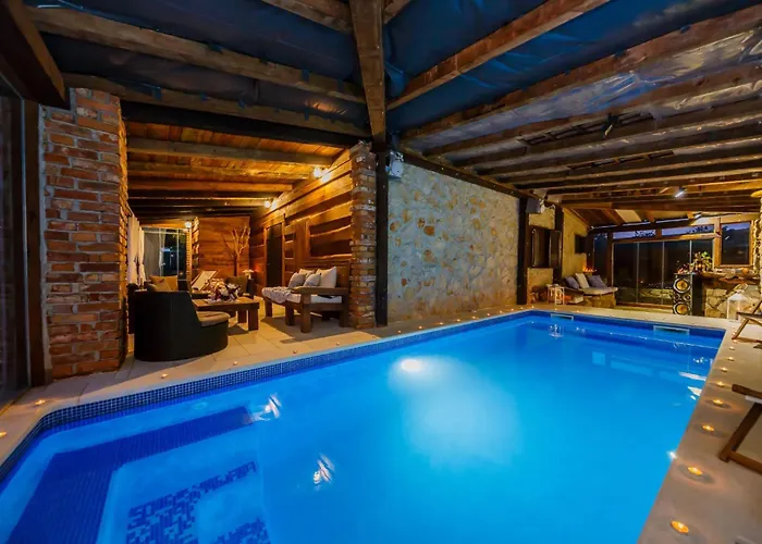Rustic With Indoor Pool ヴィラ *