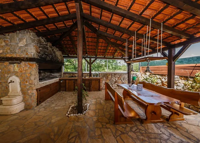 Rustic With Indoor Pool ヴィラ