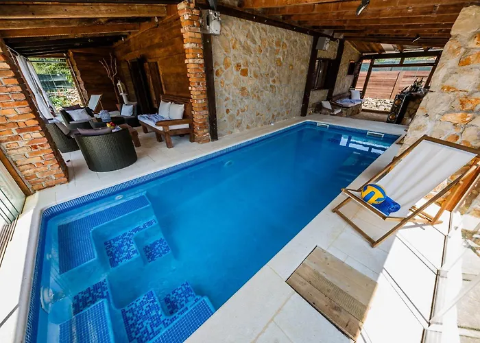 Rustic With Indoor Pool ヴィラ